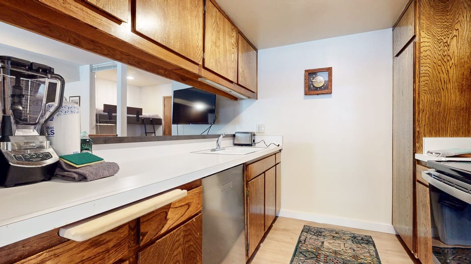 Condo, 1 Bedroom | Private kitchen | Fridge, microwave, oven, dishwasher