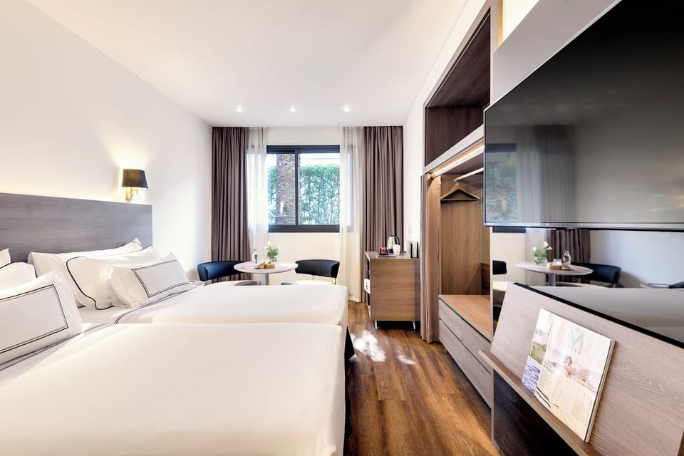 Egyptian cotton sheets, premium bedding, minibar, in-room safe