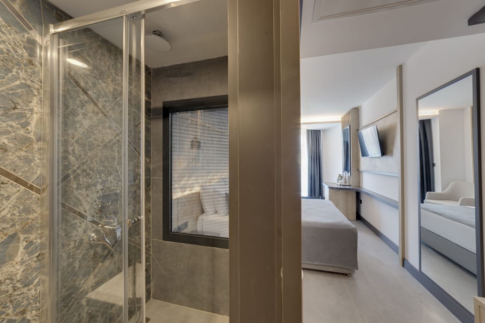 Deluxe Room, 1 Bedroom, Non Smoking, Sea View | Minibar, in-room safe, desk, blackout drapes
