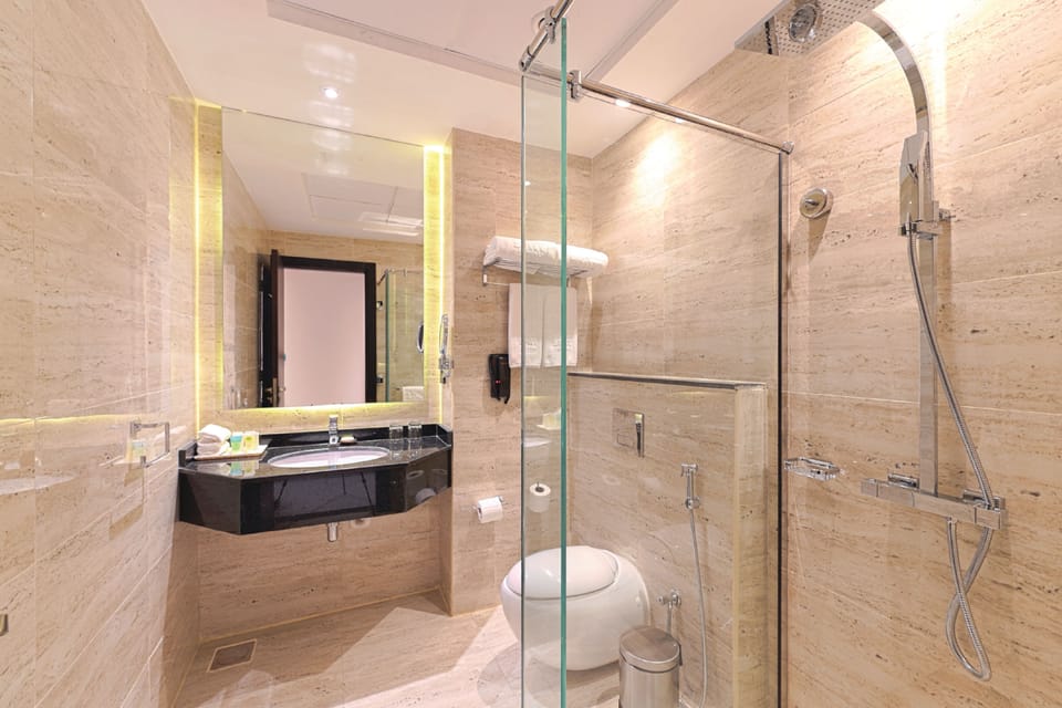 Executive Suite | In-room safe, desk, iron/ironing board, free cribs/infant beds