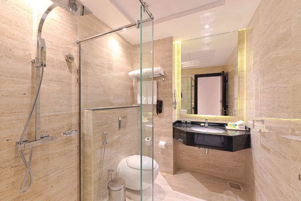 Executive Suite | Bathroom | Rainfall showerhead, free toiletries, hair dryer, bathrobes