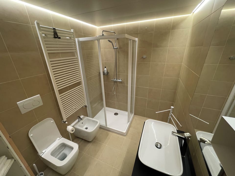 Panoramic Condo | Bathroom | Hair dryer, bidet, towels