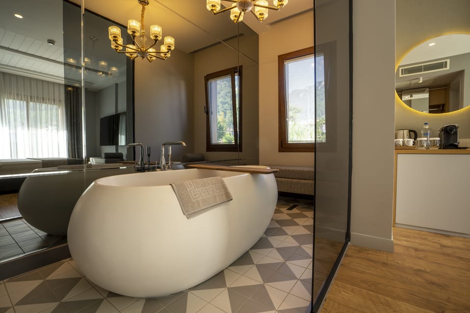 Deluxe Room, Bathtub | Bathroom | Shower, rainfall showerhead, designer toiletries, hair dryer