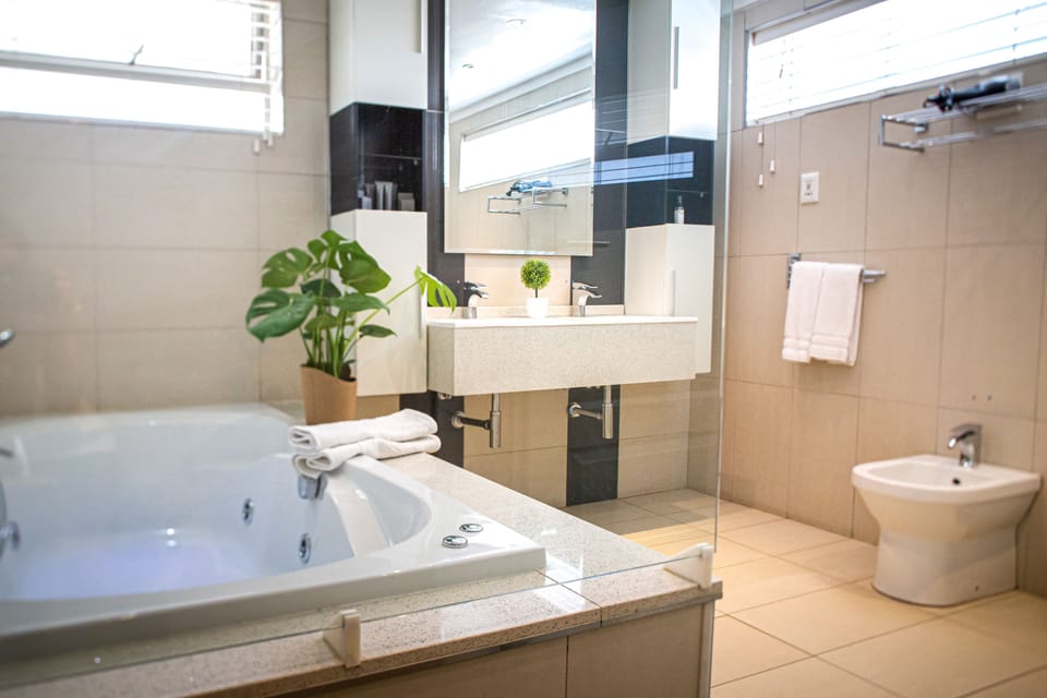 Executive Studio Suite | Bathroom | Free toiletries, hair dryer