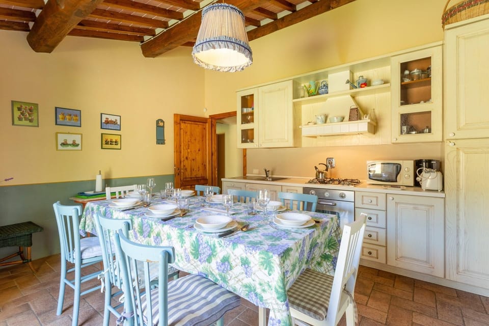 House | 6 bedrooms, WiFi