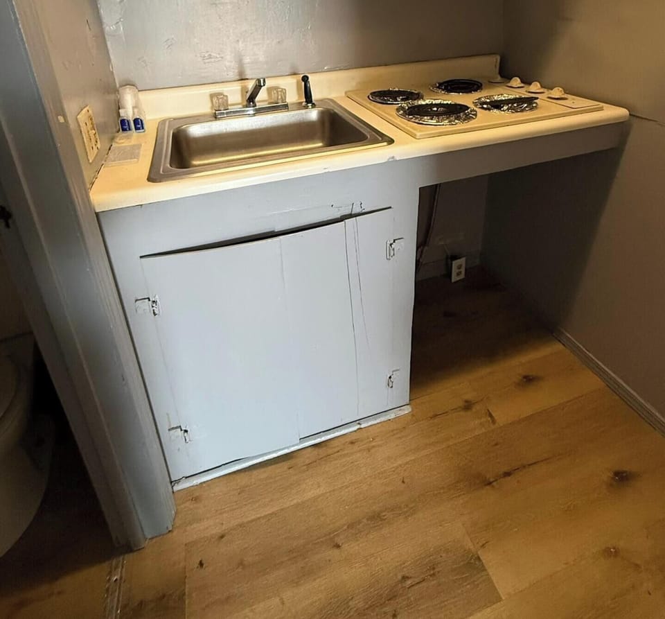 Standard Double Room, 2 Double Beds, Smoking | Private kitchenette | Fridge, microwave