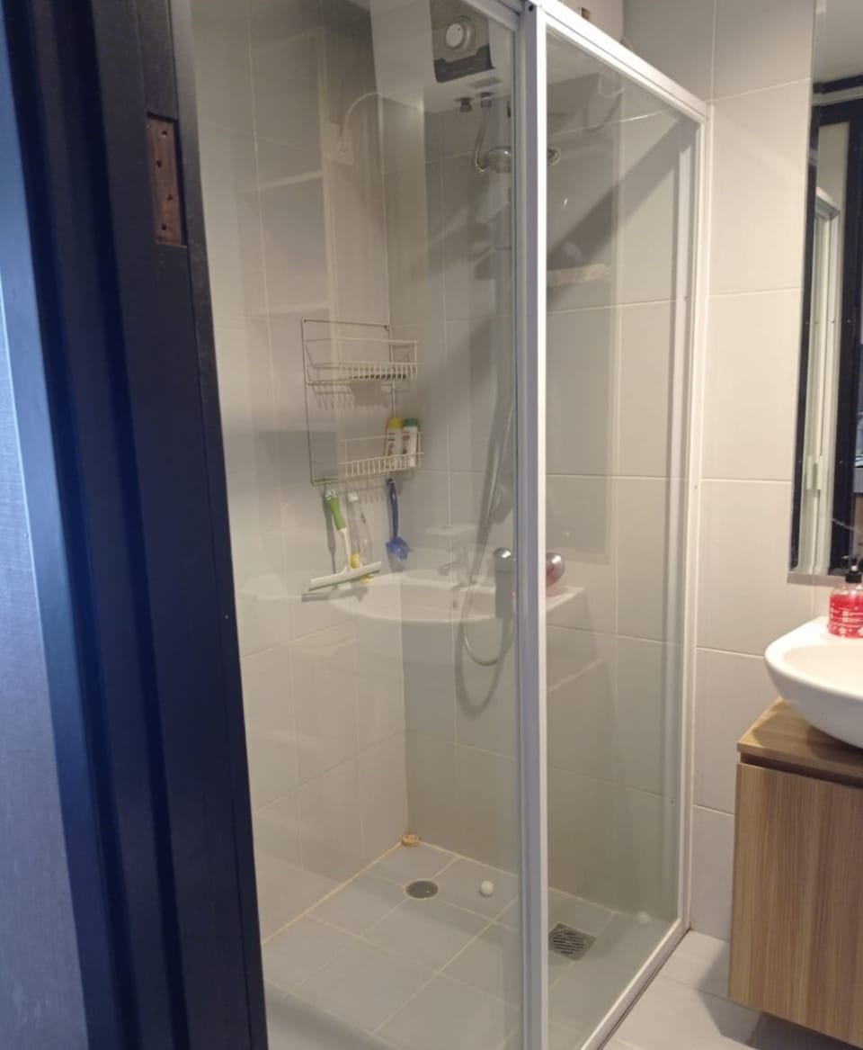 Studio | Bathroom | Shower, free toiletries