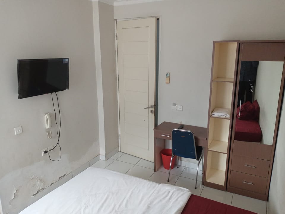 Desk, free WiFi, bed sheets