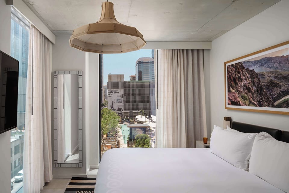 Room, 1 King Bed, Pool View, Corner | Egyptian cotton sheets, premium bedding, in-room safe, soundproofing