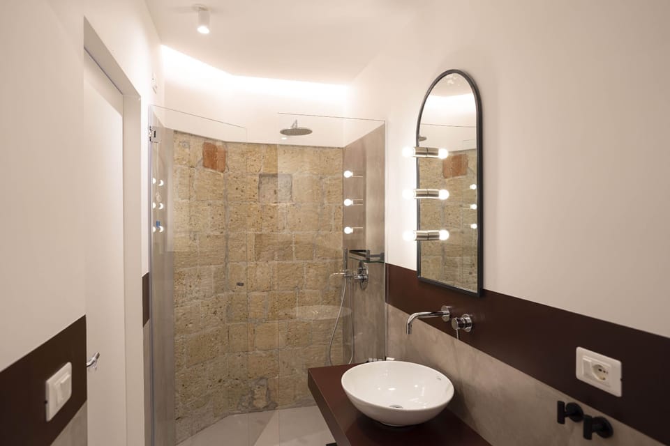 Shower, bidet, towels