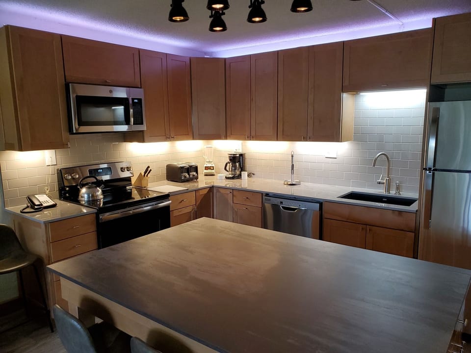 Condo, 1 Bedroom | Private kitchen | Fridge, microwave, oven, coffee/tea maker