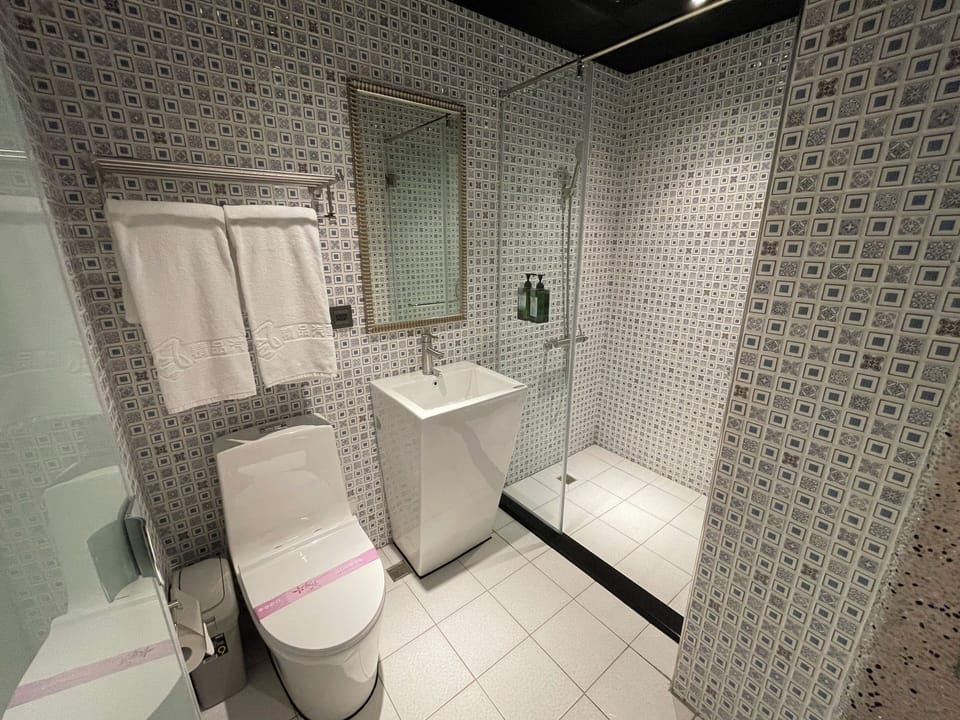 Elite Triple Room | Bathroom | Shower, rainfall showerhead, hair dryer, slippers