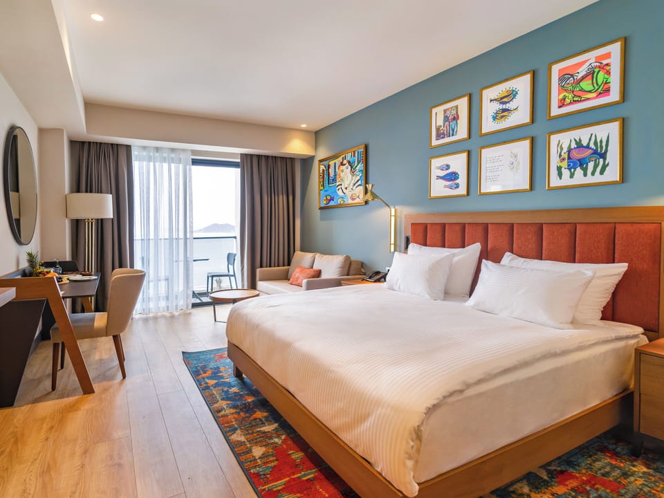 DELUXE ROOM SEA VIEW | Premium bedding, free minibar, in-room safe, desk