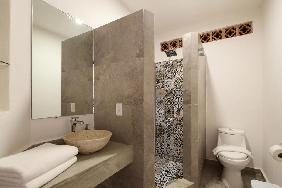 Elite Double Room | Bathroom | Shower, rainfall showerhead