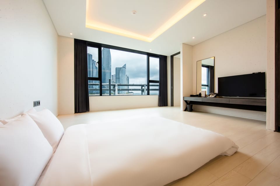 Ondol Suite, Ocean View | Down comforters, blackout drapes, soundproofing, free WiFi