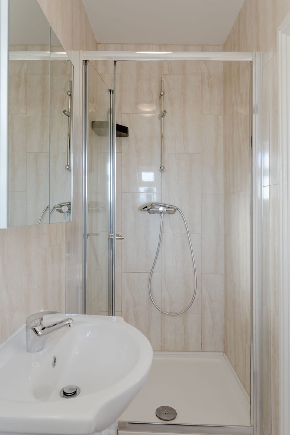 Room, 1 Bedroom | Bathroom | Combined shower/tub, towels