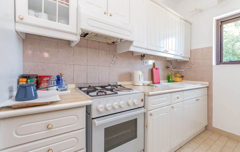 Private kitchen | Espresso maker, fridge, oven, stovetop