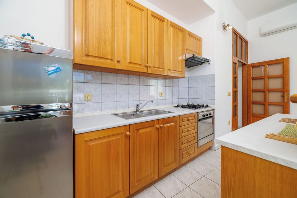 House | Private kitchen | Fridge, microwave, oven, stovetop