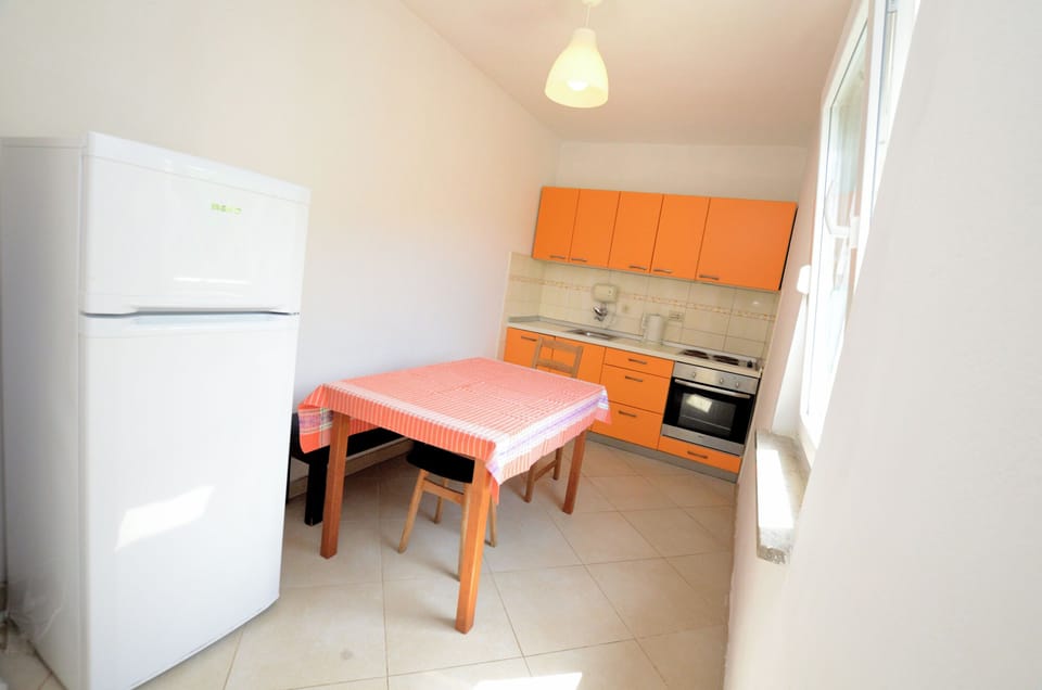 Espresso maker, fridge, oven, stovetop