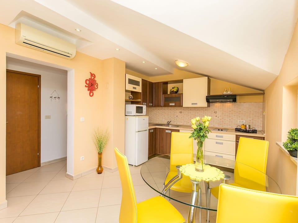 Private kitchen | Fridge, microwave, stovetop, espresso maker