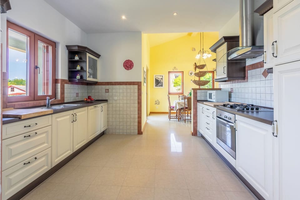 House | Private kitchen | Fridge, microwave, oven, stovetop