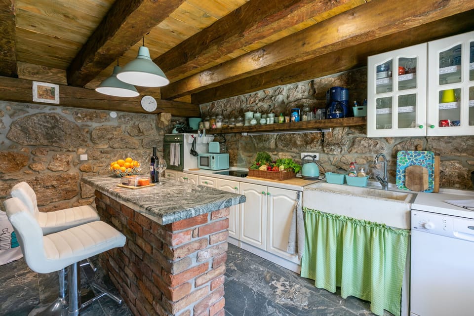 Private kitchen | Fridge, microwave, oven, stovetop
