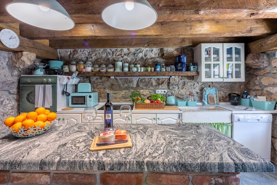 Private kitchen | Fridge, microwave, oven, stovetop