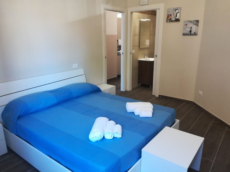 Double Room | Desk