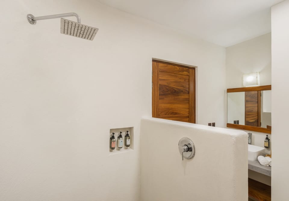 Shower, rainfall showerhead, free toiletries, hair dryer