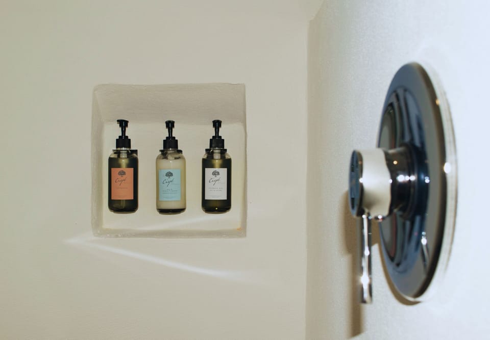 Family Room | Bathroom | Shower, rainfall showerhead, free toiletries, hair dryer