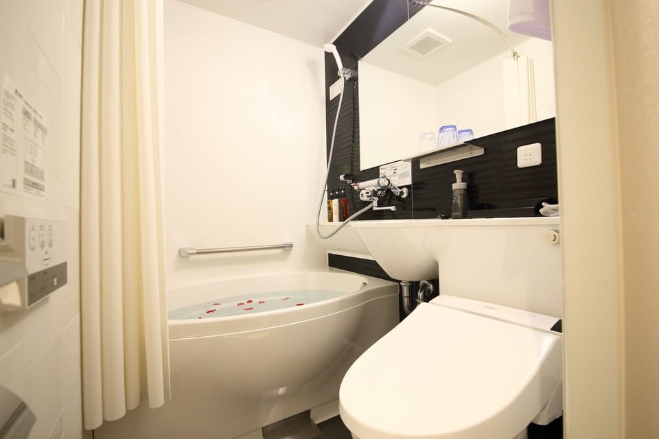 Combined shower/tub, deep soaking tub, free toiletries, hair dryer