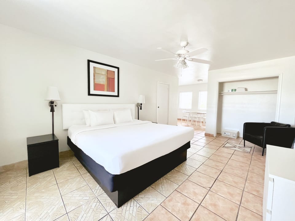 Standard Studio, 1 King Bed | In-room safe, individually decorated, individually furnished