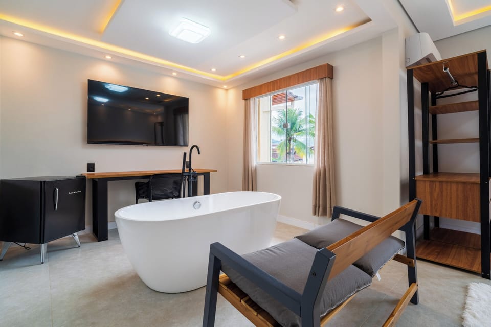 Suite, Bathtub (Glamour) | Minibar, in-room safe, bed sheets