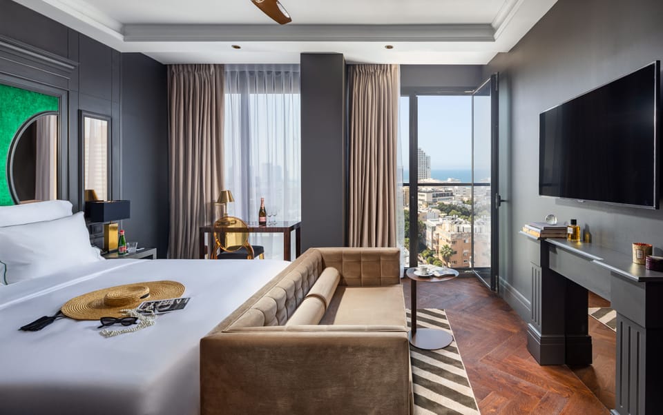 Executive Room, Sea View | Minibar, in-room safe, desk, laptop workspace