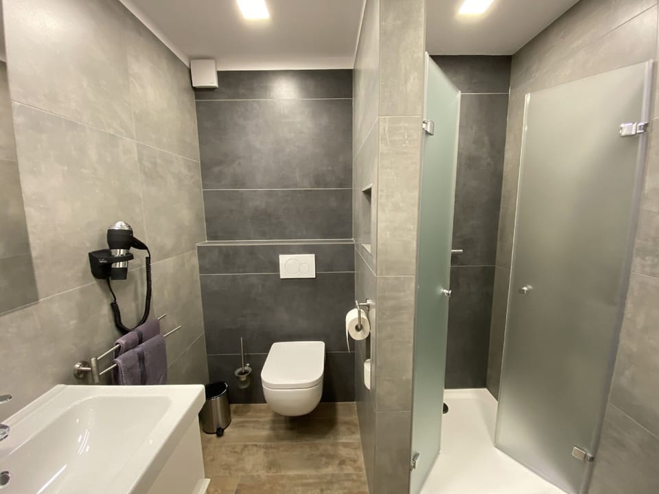 Double Room (Herbstträume) | Bathroom | Shower, towels