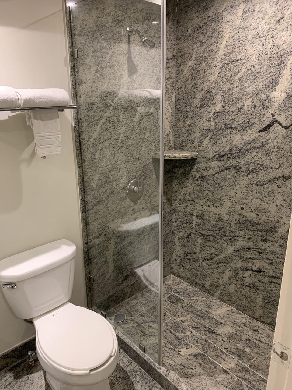 Deluxe Double Room | Bathroom | Shower, bidet, towels