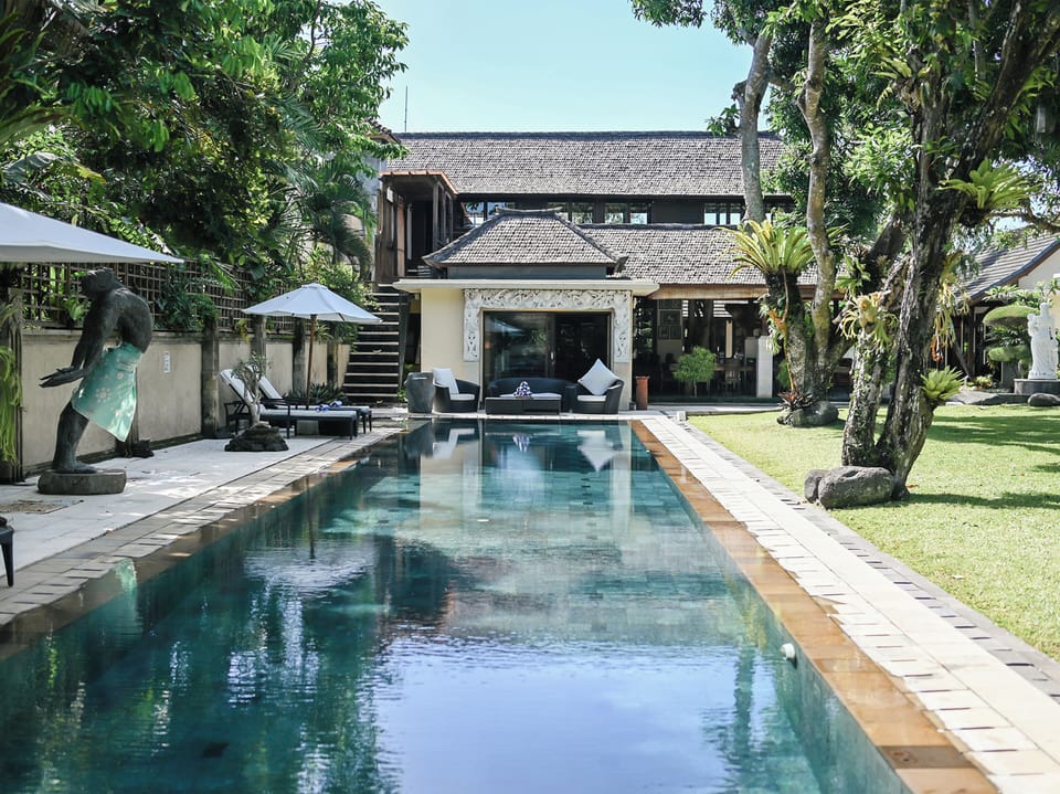 Outdoor pool, pool umbrellas, sun loungers