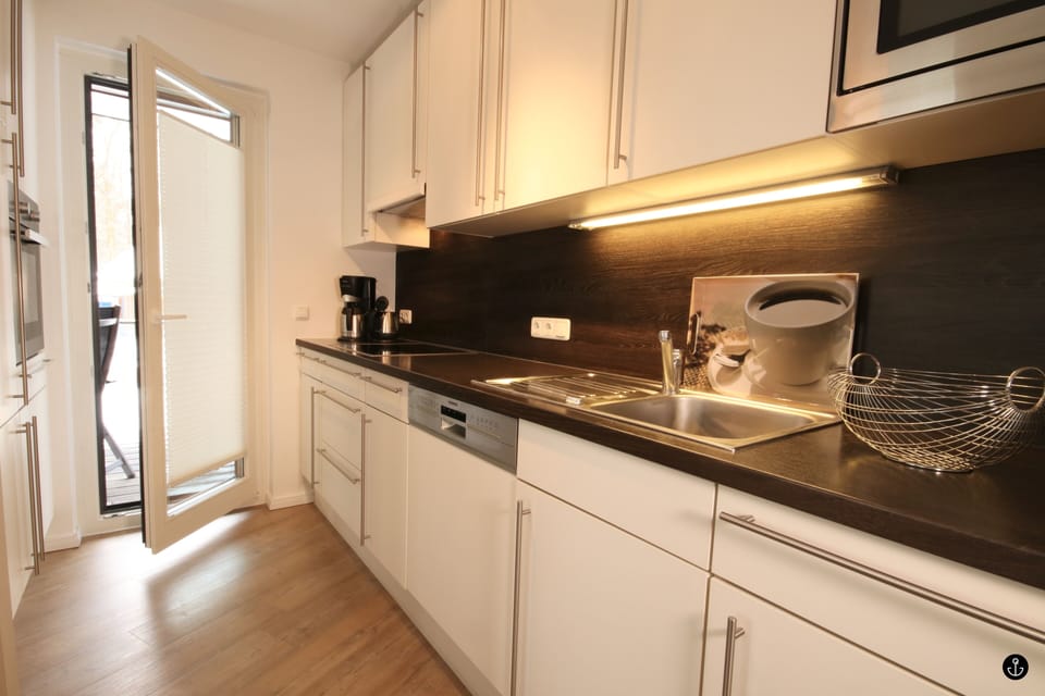Strandvilla Baabe 22 - Meeresrauschen | Private kitchen | Full-size fridge, microwave, oven, stovetop