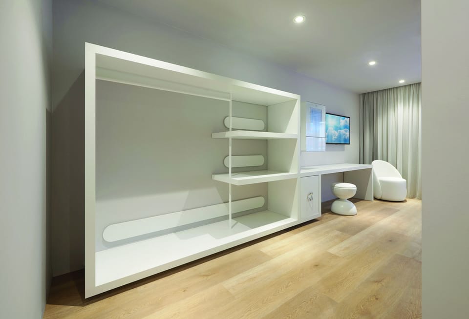 Junior Suite (401) | Minibar, in-room safe, desk, blackout drapes