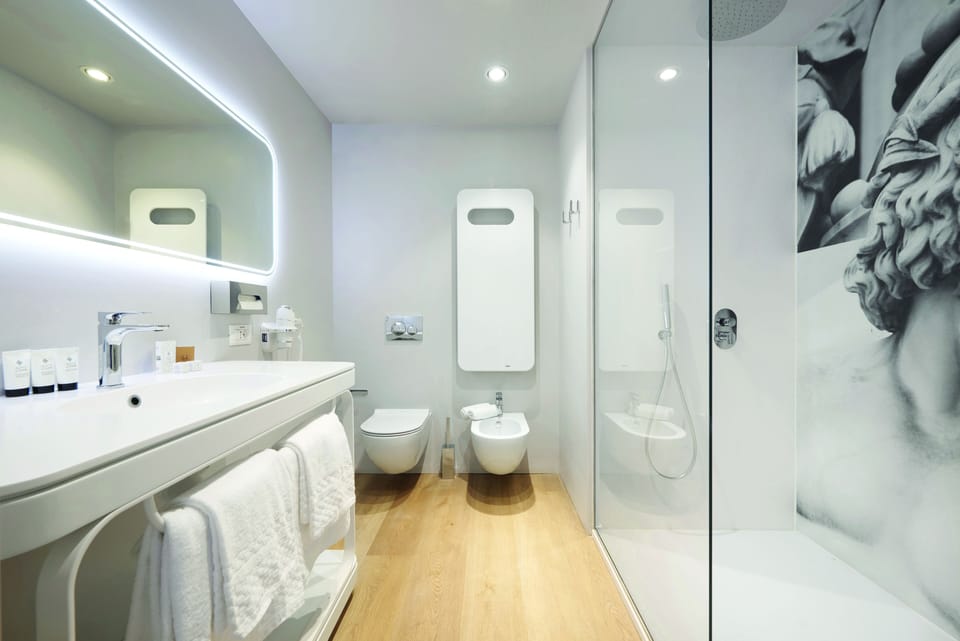 Junior Suite (401) | Bathroom | Shower, free toiletries, hair dryer, bathrobes