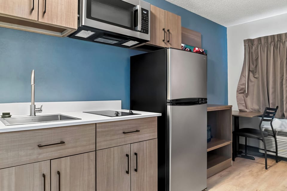 Full-size fridge, microwave, stovetop