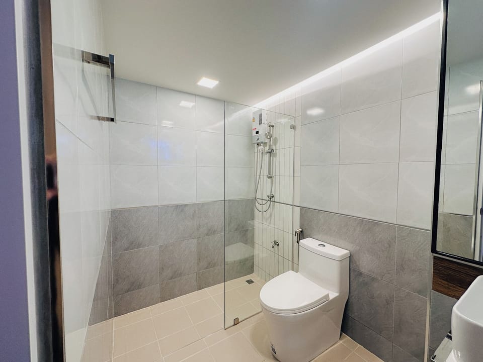 Shower, free toiletries, hair dryer, bidet