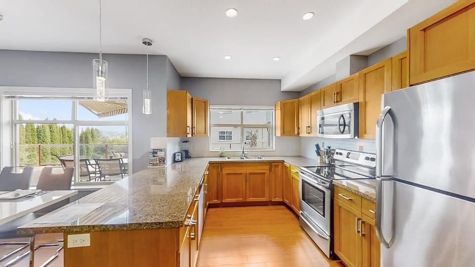 Deluxe Apartment, 1 Bedroom, Pool Access, Mountain View | Private kitchen | Microwave, oven, blender, dining table