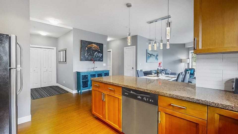 Deluxe Apartment, 1 Bedroom, Pool Access, Mountain View | Interior