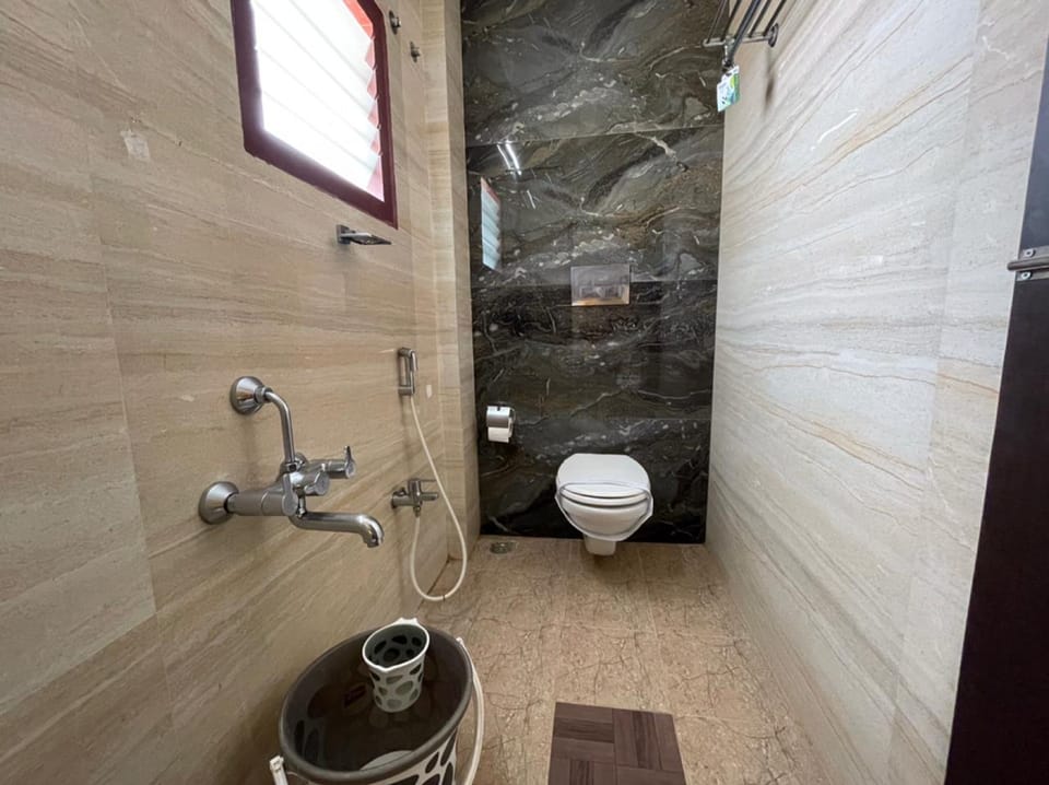 Shower, rainfall showerhead, free toiletries, hair dryer (on request)