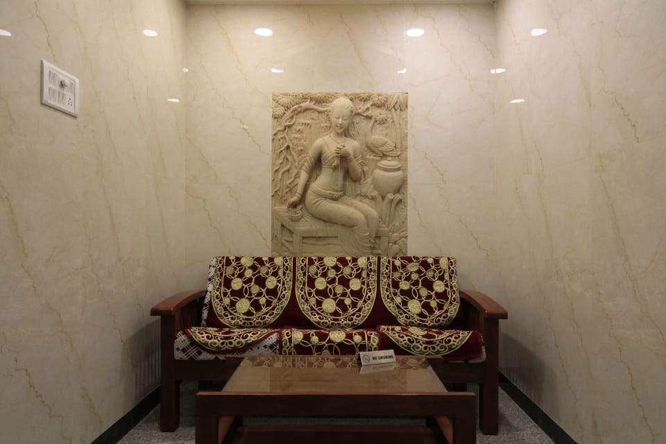 Luxury Room | Living area | 32-inch LCD TV with satellite channels, TV