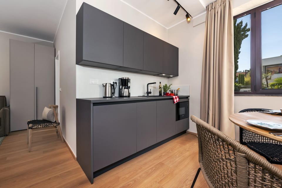 Deluxe Apartment, 1 Bedroom | Private kitchen | Coffee/tea maker, electric kettle