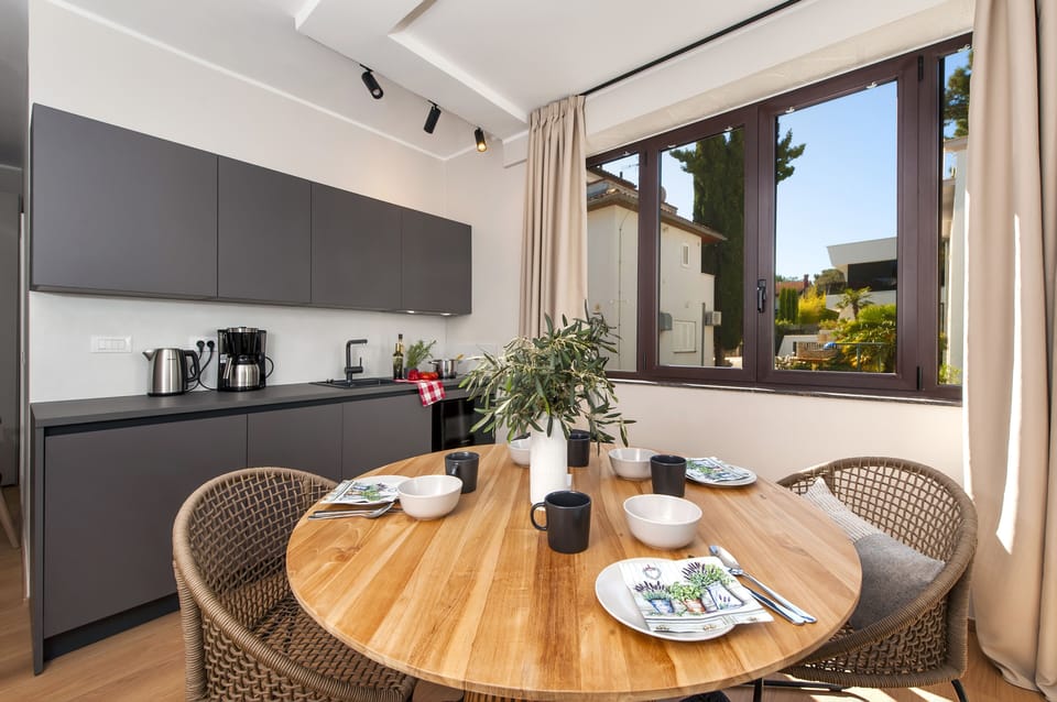 Deluxe Apartment, 1 Bedroom | Private kitchen | Coffee/tea maker, electric kettle