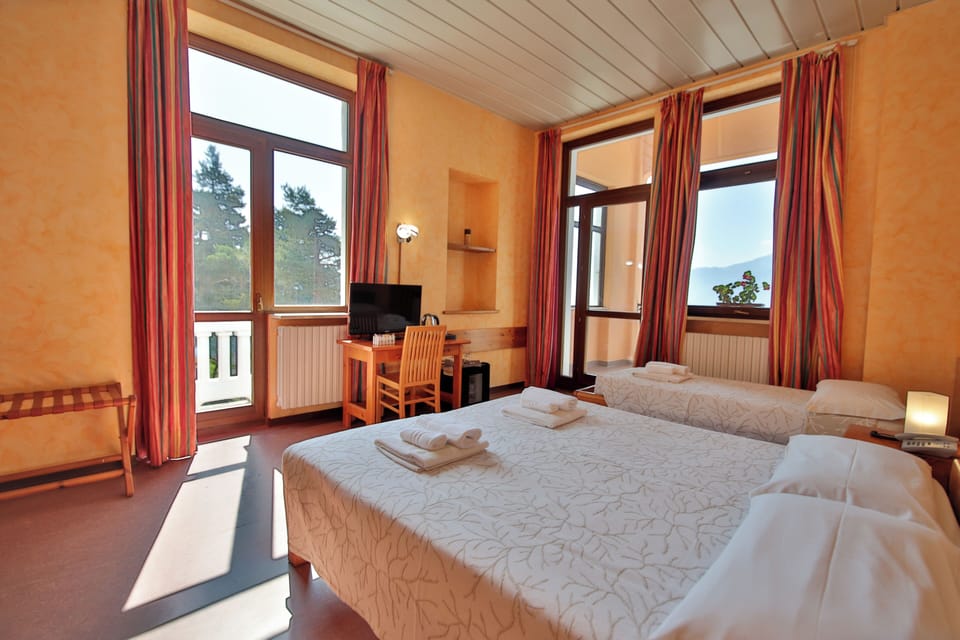 Comfort Triple Room | Desk, blackout drapes, free WiFi, bed sheets