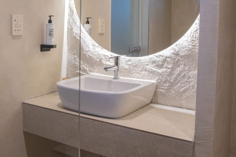Standard Double Room | Bathroom | Shower, rainfall showerhead, hair dryer, towels